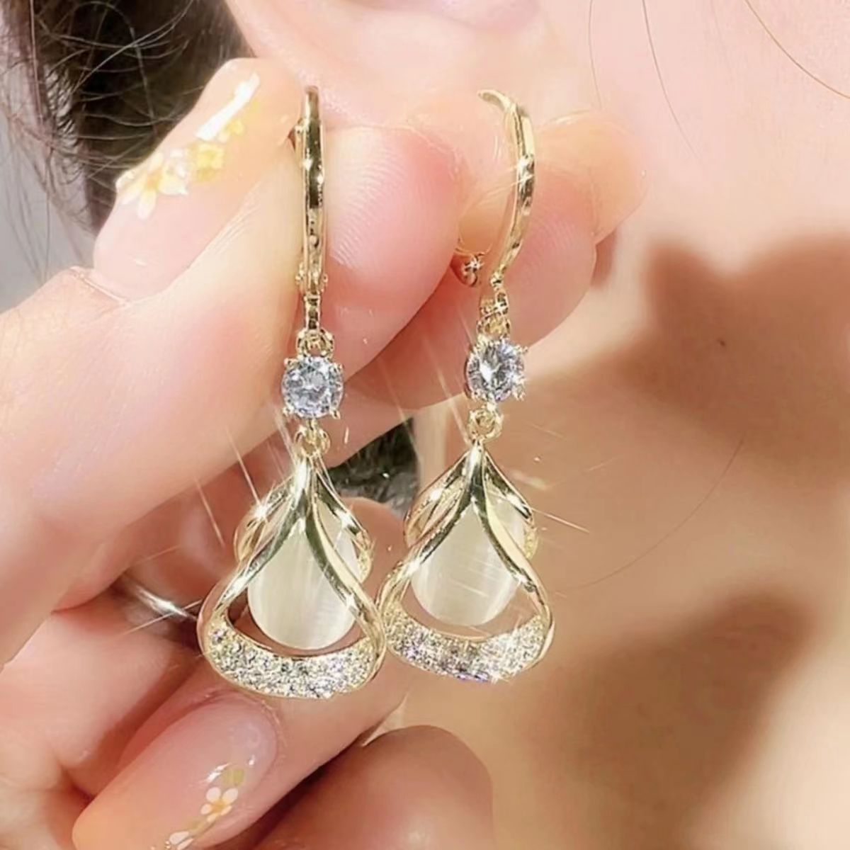 A Pair Of Dazzling Bohemian Style Drop Earrings For Ladies, Adding A Touch Of Sparkle And Sophistication, Perfect For Banquets, Parties, Or As A Gift.