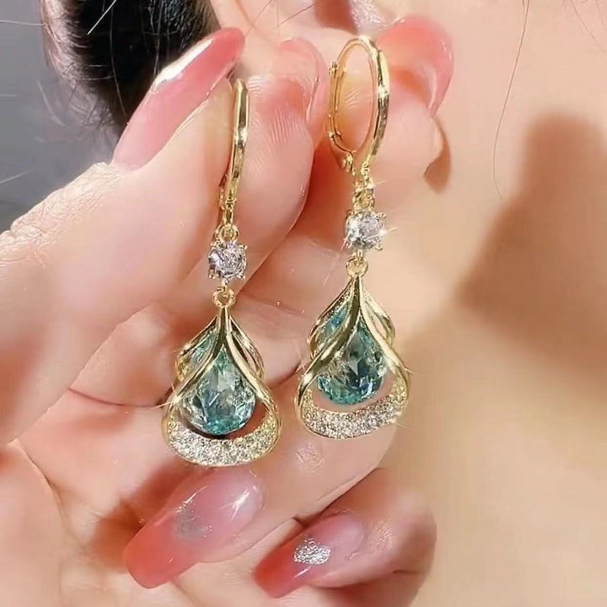 A Pair Of Dazzling Bohemian Style Drop Earrings For Ladies, Adding A Touch Of Sparkle And Sophistication, Perfect For Banquets, Parties, Or As A Gift.