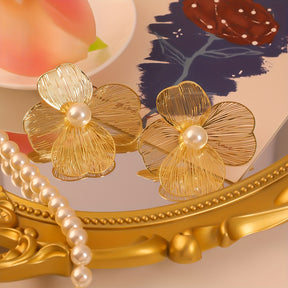 A Pair Of Golden Earrings With Large Flower Design, Simple And Elegant, Unique And Versatile, Giving A Sense Of High-end Fashion And Style.