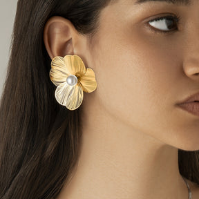 A Pair Of Golden Earrings With Large Flower Design, Simple And Elegant, Unique And Versatile, Giving A Sense Of High-end Fashion And Style.