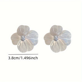 A Pair Of Golden Earrings With Large Flower Design, Simple And Elegant, Unique And Versatile, Giving A Sense Of High-end Fashion And Style.